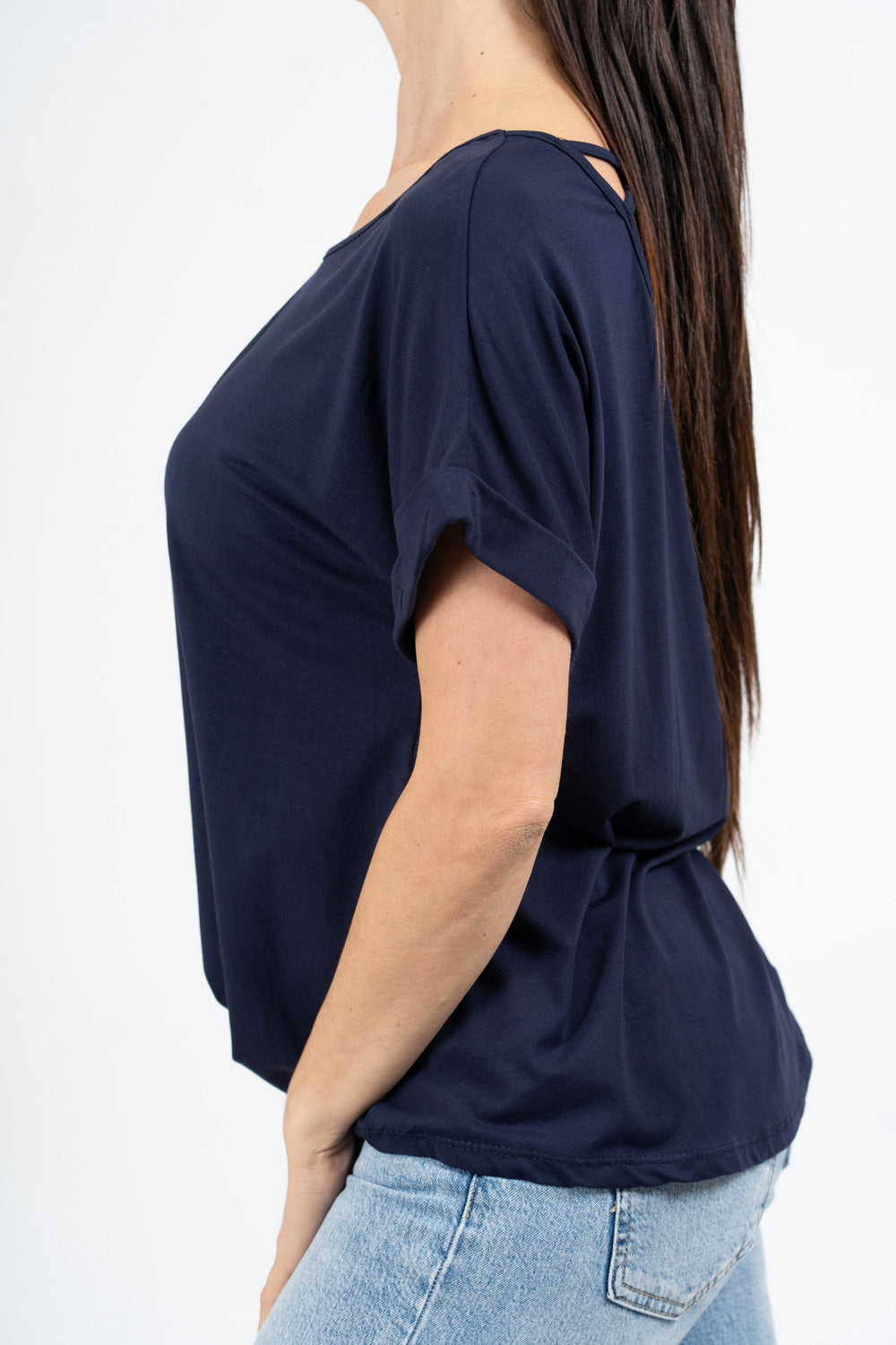 Maglia ampia in viscosa elasticizzata con scollo a V e incrocio sul retro.