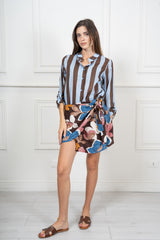 modella indossando Camicia Collo Coreana in Tencel a Righe Multicolor colore