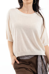 modella indossando Maglia ampia in viscosa con lurex e manica corta a spalla scesa colore CHAMPAGNE Unica