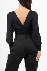 modella indossando Maglia crop drappeggiata con doppio scollo incrociato e spalle strutturate colore