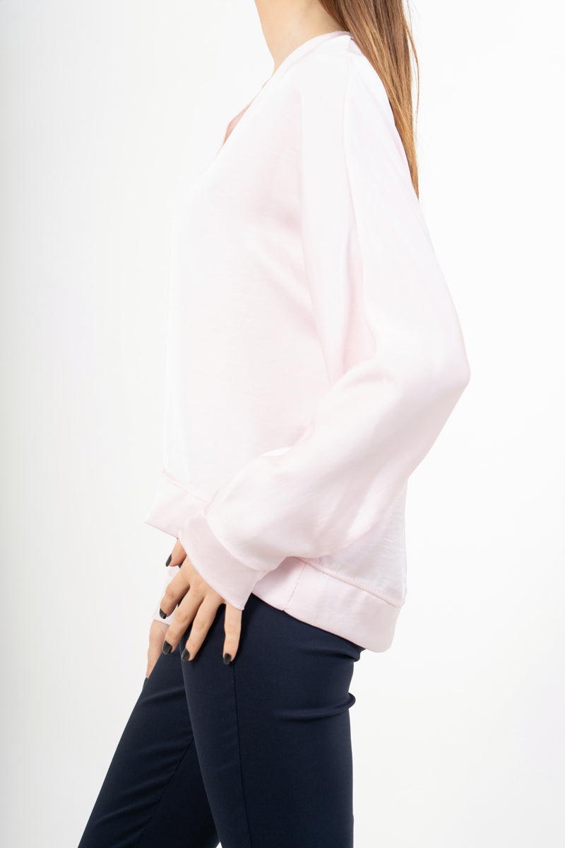 modella indossando Blusa ampia in raso cangiante con scollo a V e maniche a pipistrello colore