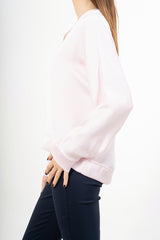 modella indossando Blusa ampia in raso cangiante con scollo a V e maniche a pipistrello colore