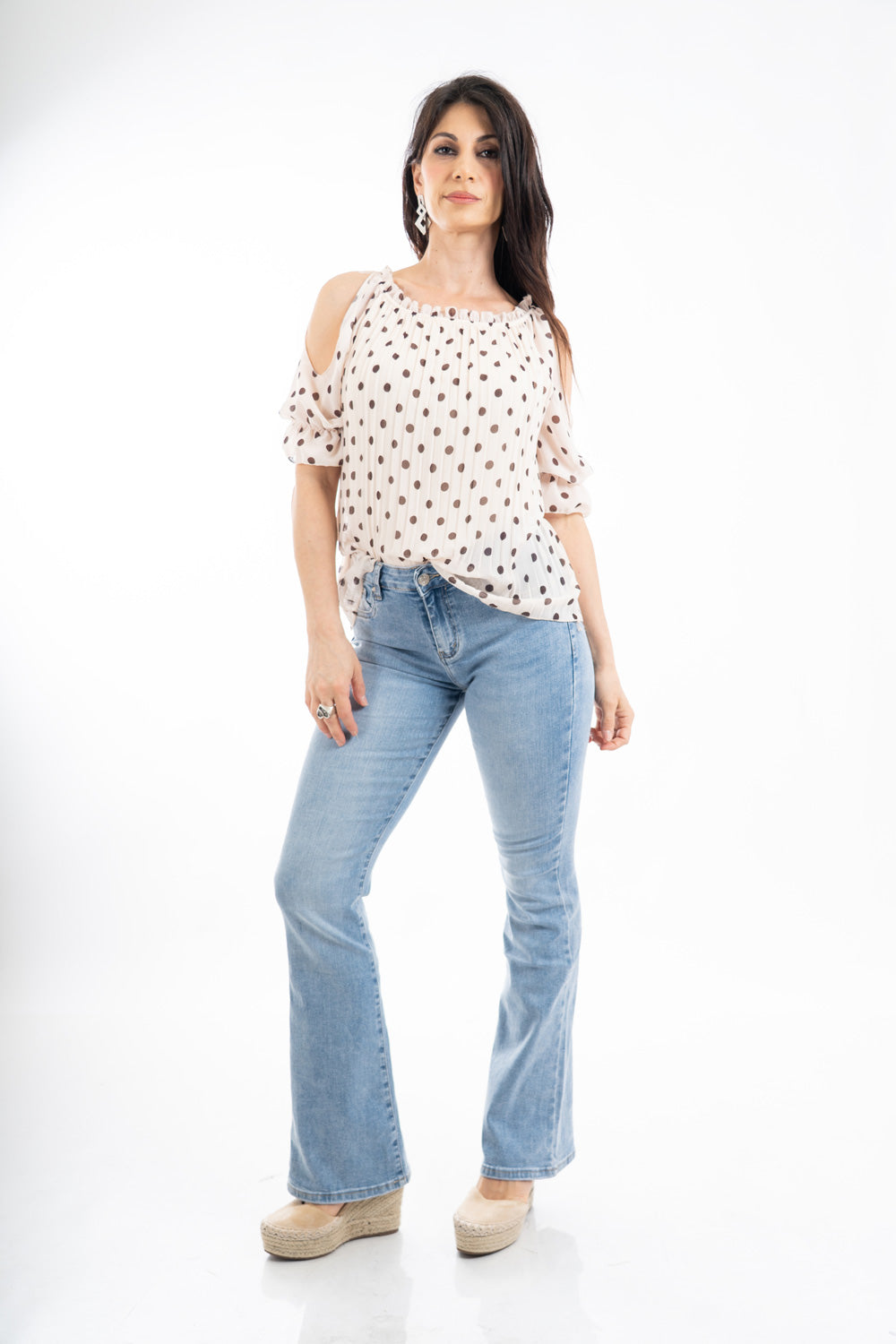 modella indossando Jeans flare a vita regolare in denim elasticizzato effetto slavato colore