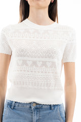 modella indossando Maglia traforata a cuori in filato leggero mezza manica colore Bianco Unica