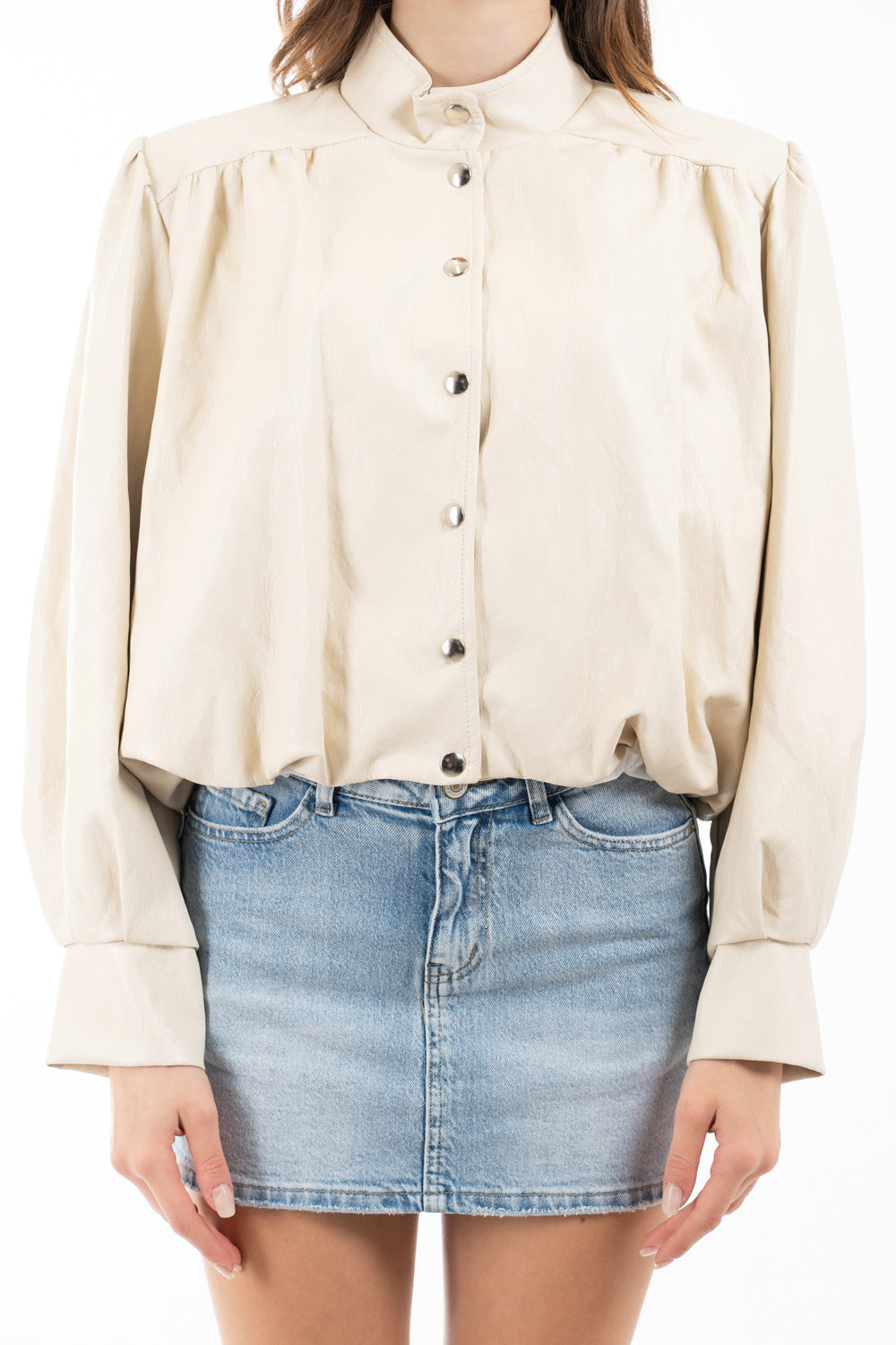 modella indossando Giacca corta effetto nappa con maniche ampie e fondo a palloncino colore Beige Unica