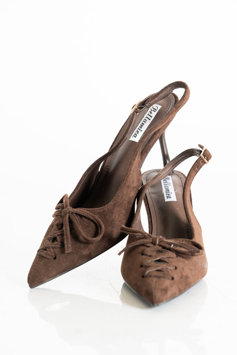modella indossando Décolleté slingback marroni con lacci e tacco a spillo colore Marrone