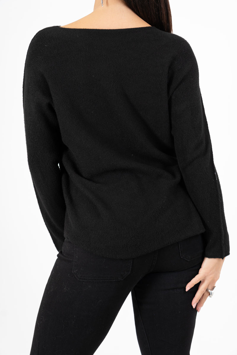 modella indossando Maglia over collo a barchetta con orlo stondato in viscosa colore