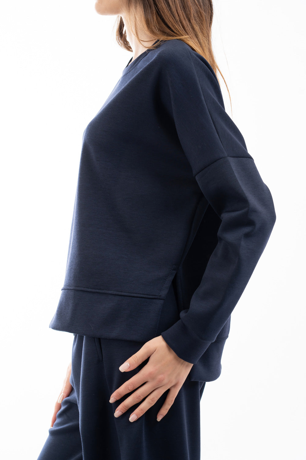 modella indossando Felpa girocollo in misto viscosa con spacchi laterali colore