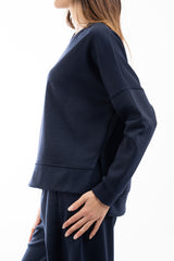 modella indossando Felpa girocollo in misto viscosa con spacchi laterali colore