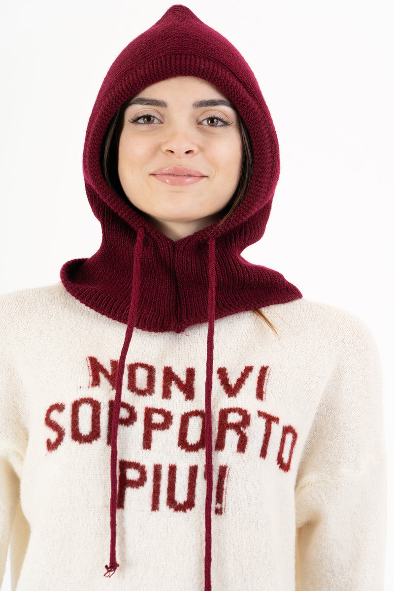 modella indossando Balaclava in maglia con coulisse regolabile Made in Italy colore BORDEAUX Unica