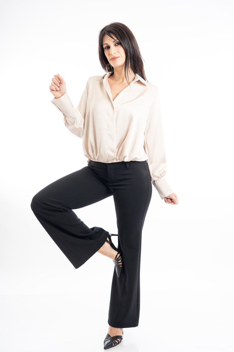 modella indossando Blusa in raso collo camicia con fondo elasticizzato colore