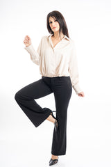 modella indossando Blusa in raso collo camicia con fondo elasticizzato colore