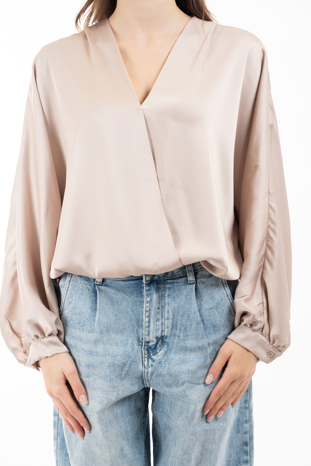 modella indossando Blusa in raso fluido con scollatura incrociata e maniche a palloncino colore CHAMPAGNE Unica