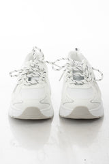 modella indossando Sneakers chunky bianche con inserti tecnici e suola alta colore