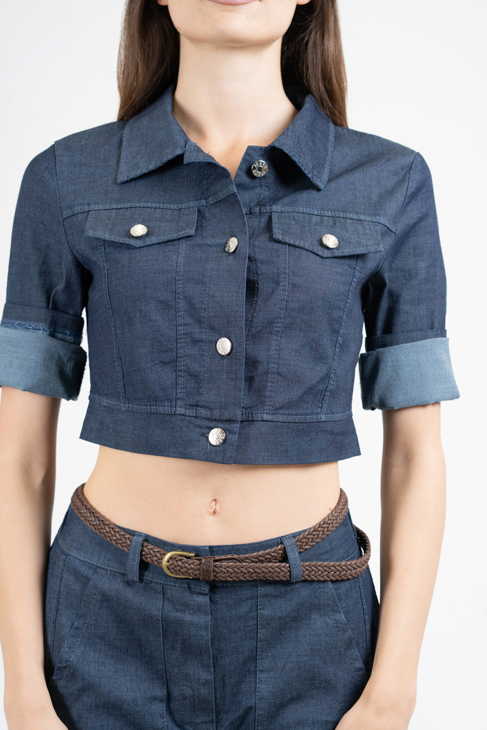 Giacchetto corto effetto chambray con bottoni metallici.