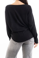 modella indossando Maglia over scollo V in misto viscosa con bordo pulito colore