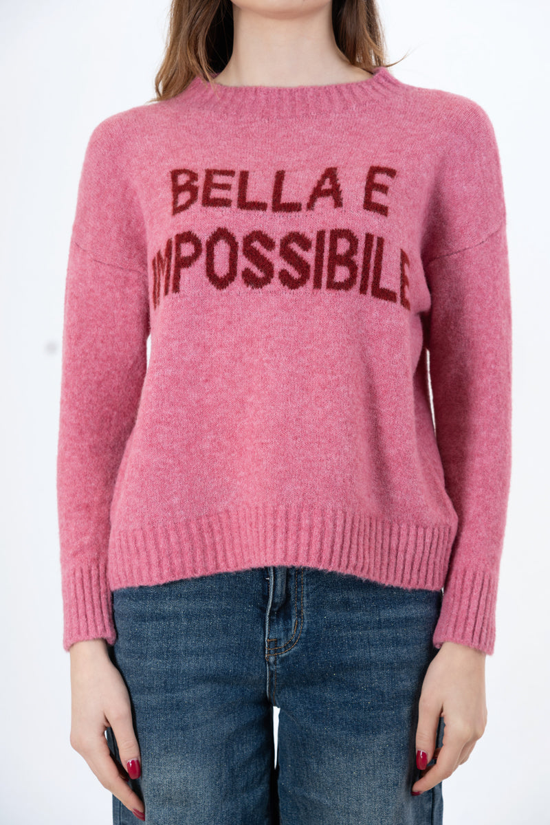 modella indossando Maglione girocollo con scritta “Bella e impossibile” in misto lana Made in Italy colore Rosa-Bordeaux Unica