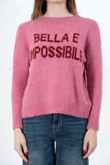 modella indossando Maglione girocollo con scritta “Bella e impossibile” in misto lana Made in Italy colore Rosa-Bordeaux Unica