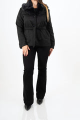 modella indossando Giacca ecocamoscio corta con collo in eco-pelliccia - Nera colore