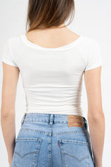 Maglia crop scollo barca in viscosa elasticizzata a manica corta.