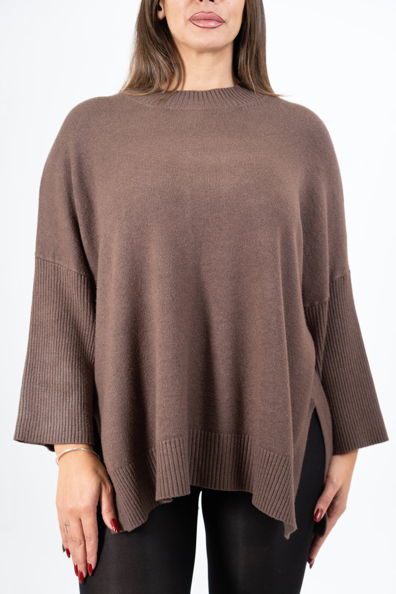 modella indossando Maglia lunga in misto viscosa con bottoni sul retro colore