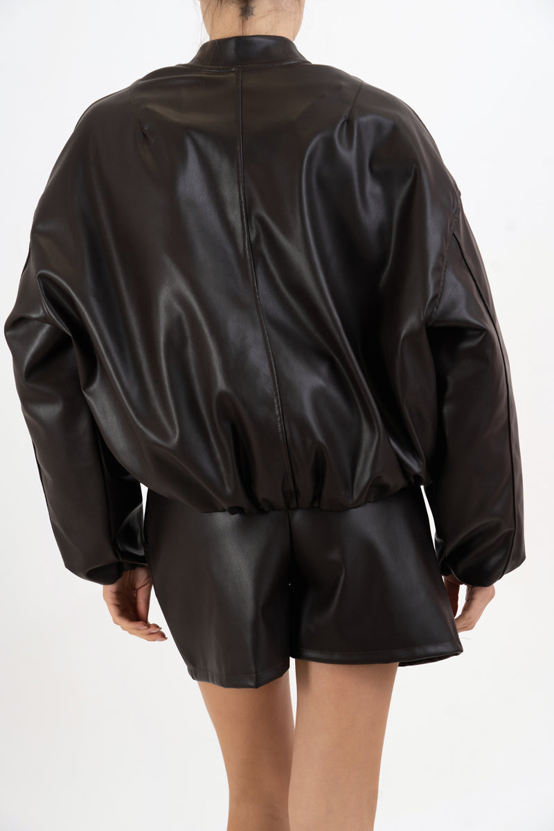 modella indossando Bomber SoftLeather in ecopelle imbottito colore