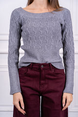 modella indossando Maglia Solenne trecce colore