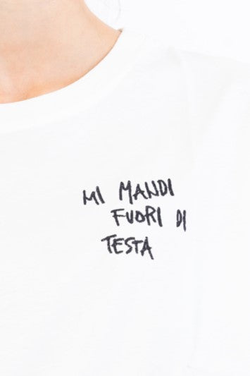 T-shirt in cotone con ricamo “mi mandi fuori di testa”
