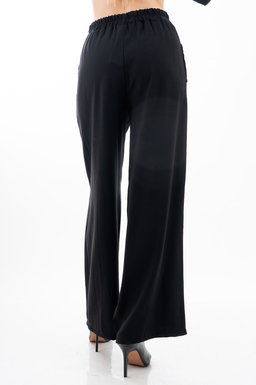 modella indossando Pantalone palazzo con elastico in vita in tela fluida misto viscosa colore
