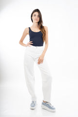 modella indossando Top canotta in maglina elasticizzata con scollo quadro colore