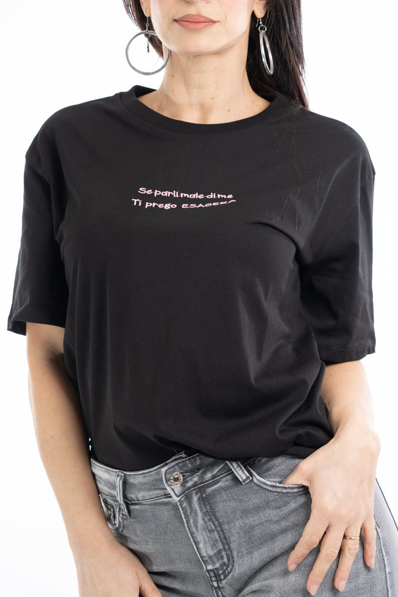 modella indossando T-shirt scritta “Se parli male di me ti prego esagera” colore