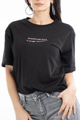 modella indossando T-shirt scritta “Se parli male di me ti prego esagera” colore