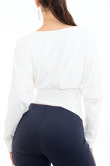 modella indossando Maglia scollo V con maniche pipistrello e drappeggi laterali colore