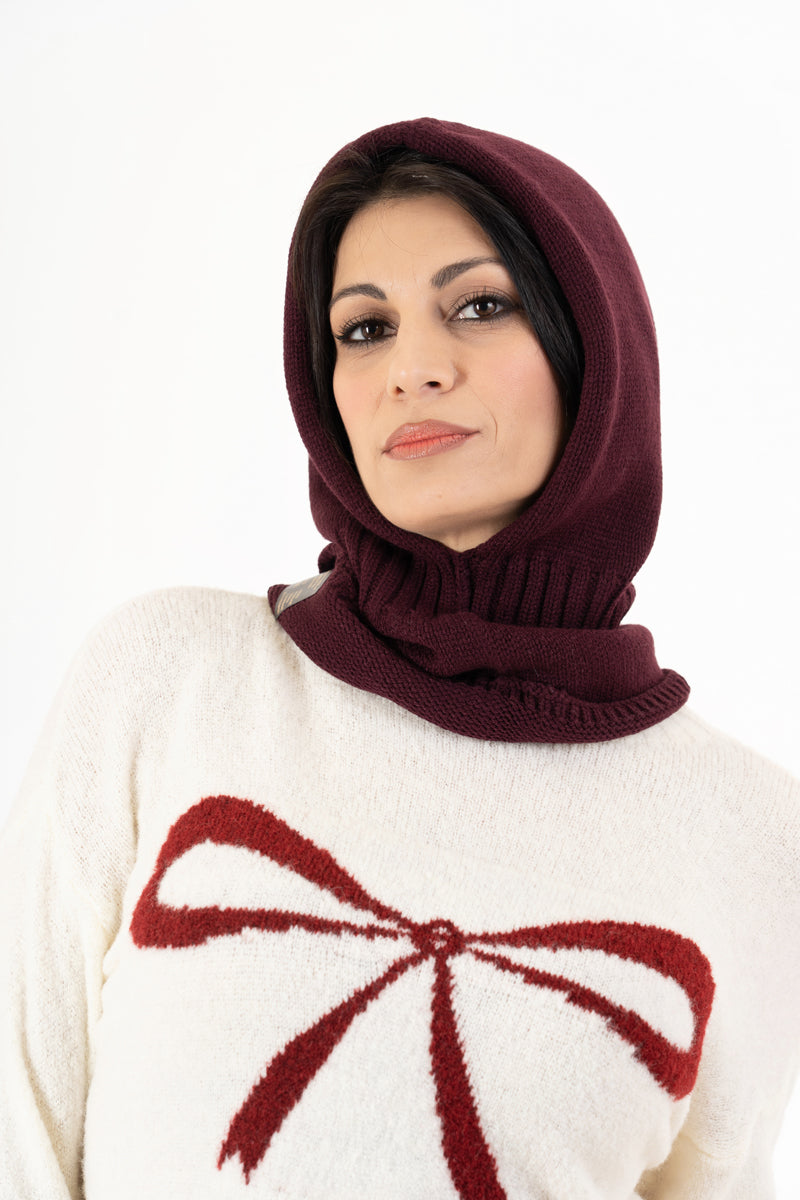 modella indossando Balaclava in maglia morbida Made in Italy colore Prugna Unica