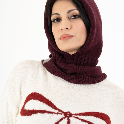 modella indossando Balaclava in maglia morbida Made in Italy colore Prugna Unica
