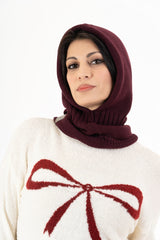 modella indossando Balaclava in maglia morbida Made in Italy colore Prugna Unica