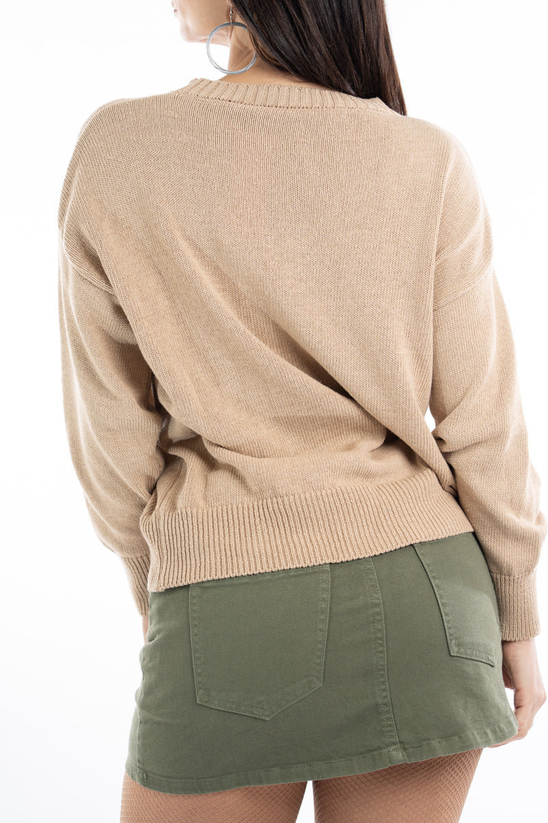 modella indossando Maglione primaverile girocollo in misto cotone colore