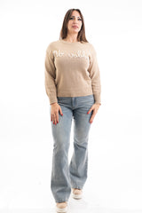 modella indossando Maglia over misto cotone con scritta ricamata “No Vabbé” colore