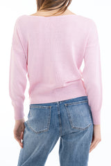 modella indossando Maglia Made in Italy con scollo ampio a barchetta e balza alta a costine colore