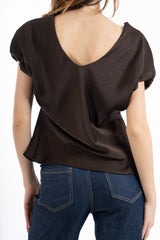 modella indossando Blusa effetto raso cangiante con scollo V e manica con cucitura interna colore