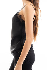 modella indossando Top in raso con pizzo applicato e spalline sottili colore
