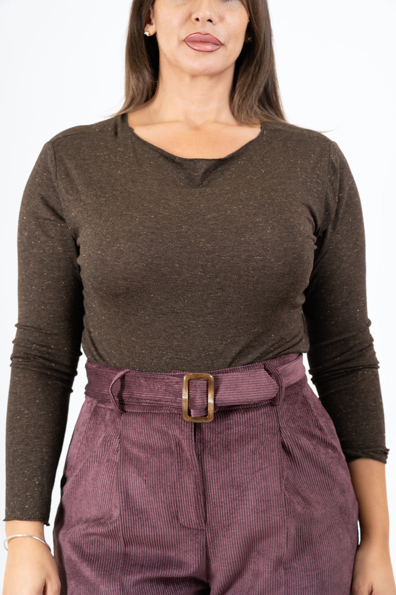 modella indossando Maglia over con scollo ampio in viscosa e cashmere con filo laminato colore Marrone Unica