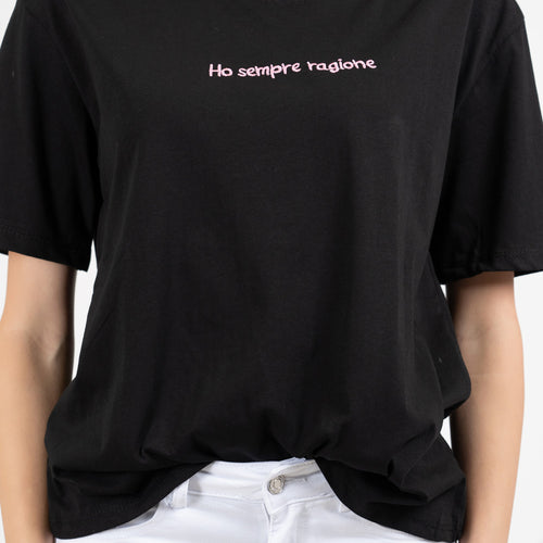 modella indossando T-shirt scritta cotone “Ho sempre ragione” colore Nero-rosa Unica