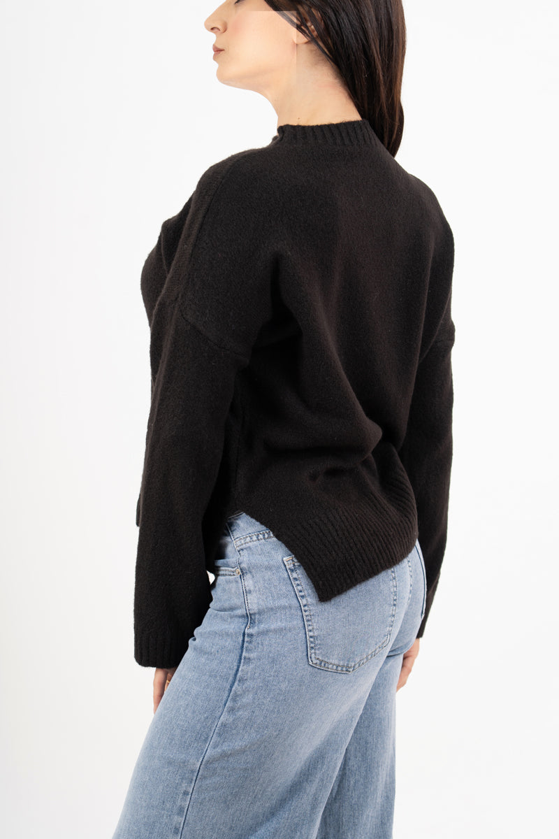 modella indossando Maglione over girocollo con fondo asimmetrico e spacchi laterali colore