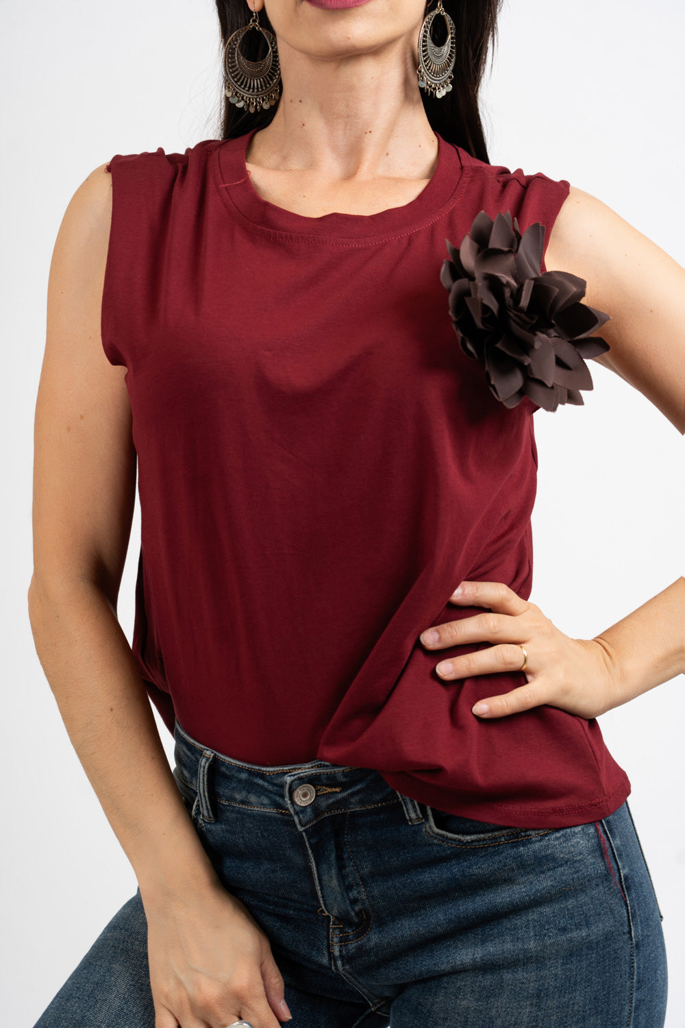 T-shirt smanicata con fiore applicato e schiena cut-out.