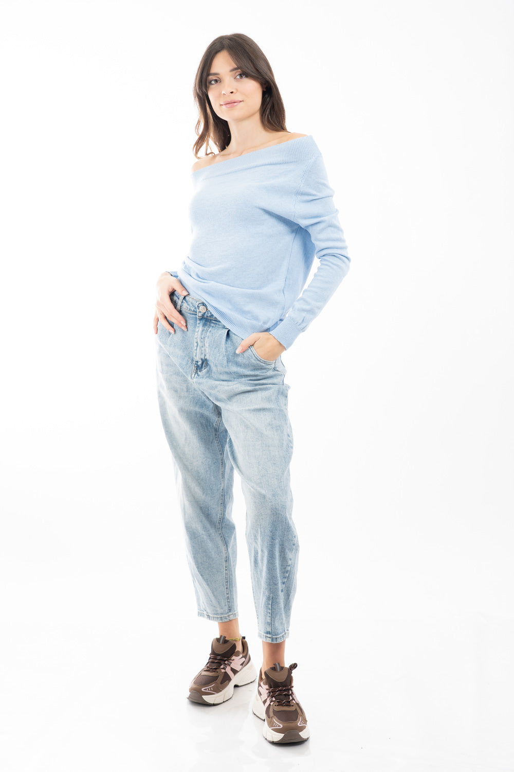 modella indossando Maglia in filato leggero con scollo morbido e collo a costina colore