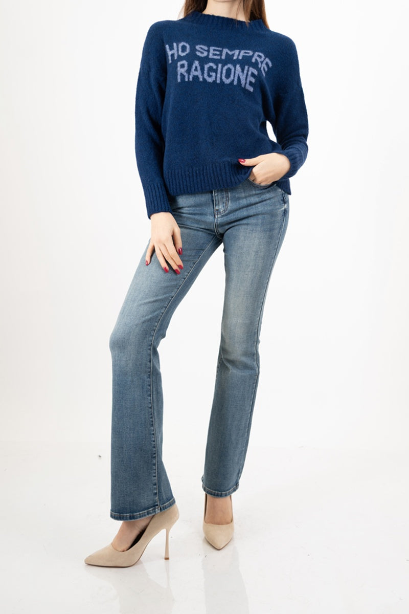modella indossando Maglione girocollo con scritta “Ho sempre ragione” in misto lana Made in Italy colore