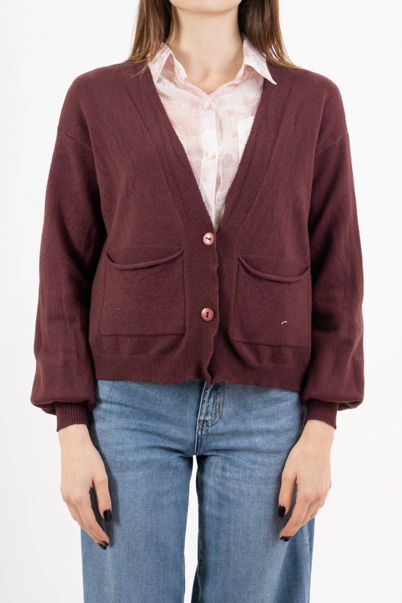 modella indossando Cardigan ampio con scollo a V e maniche a palloncino colore Prugna Unica