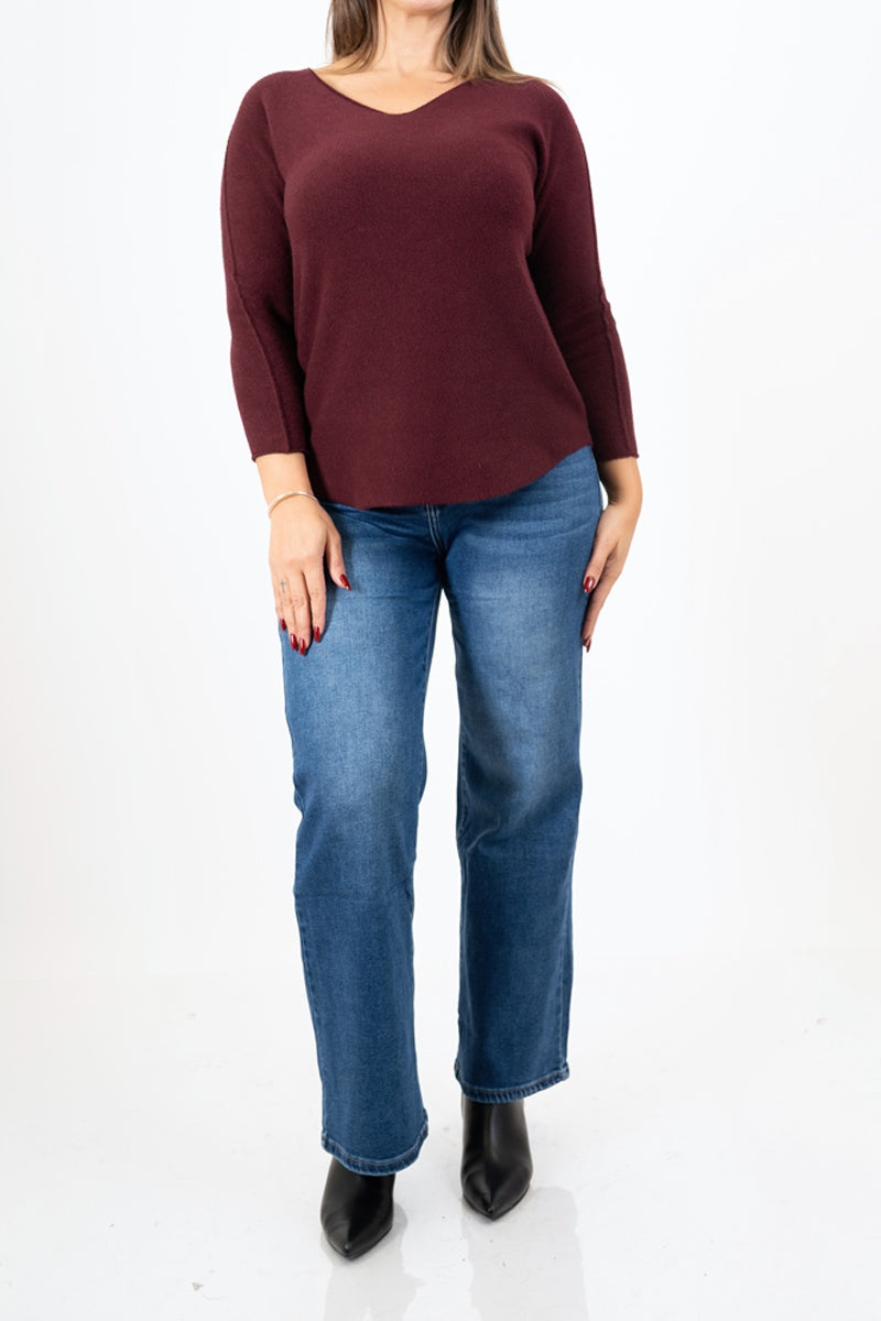 modella indossando Maglia SoftVibe in misto viscosa scollo a V colore