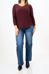 modella indossando Maglia SoftVibe in misto viscosa scollo a V colore